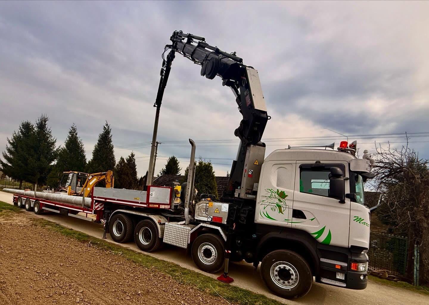 Samochód HDS z naczepą niskopodwoziową podczas transportu długiego ładunku